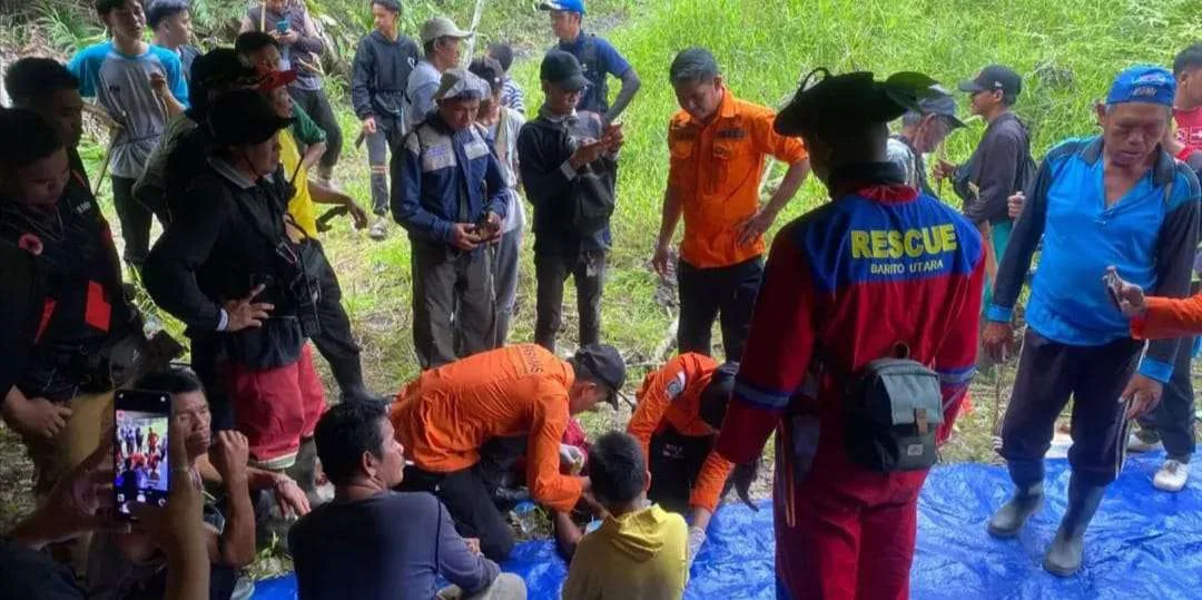 Tim Gabungan Damkarmat Barito Utara, BPBD, SAR Palangkaraya dan Warga Berhasil Temukan Bocah Hilang 2 Hari