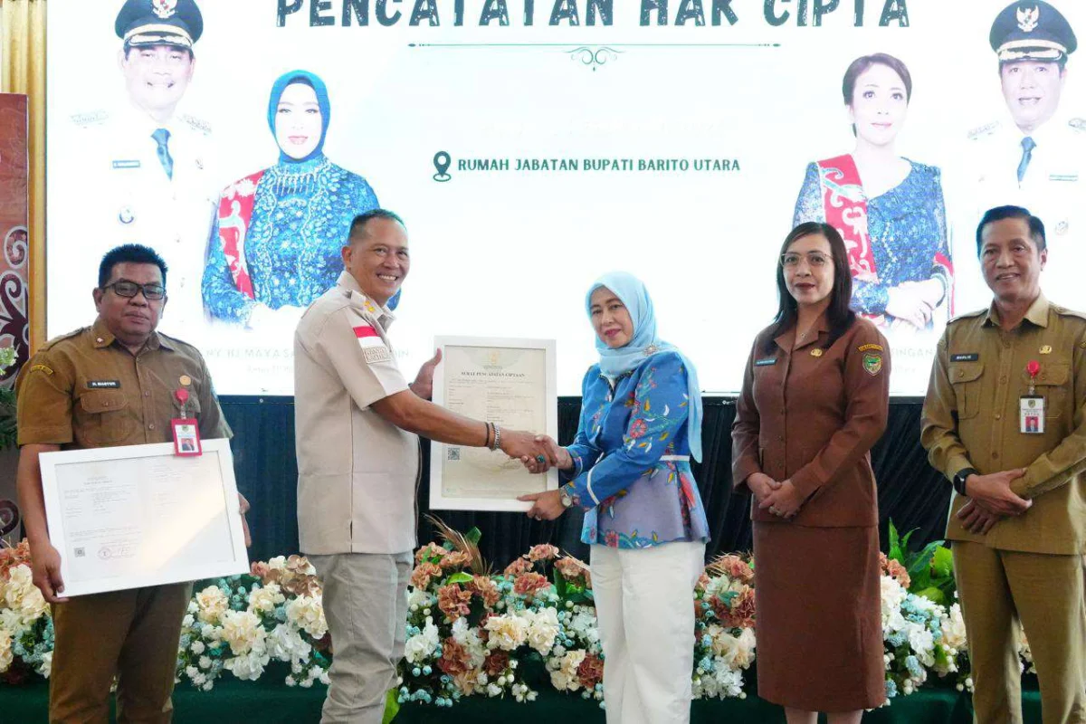 Ketua Dekranasda Barito Utara Terima Sertifikat Pencatatan Hak Cipta Desain Batik Daerah