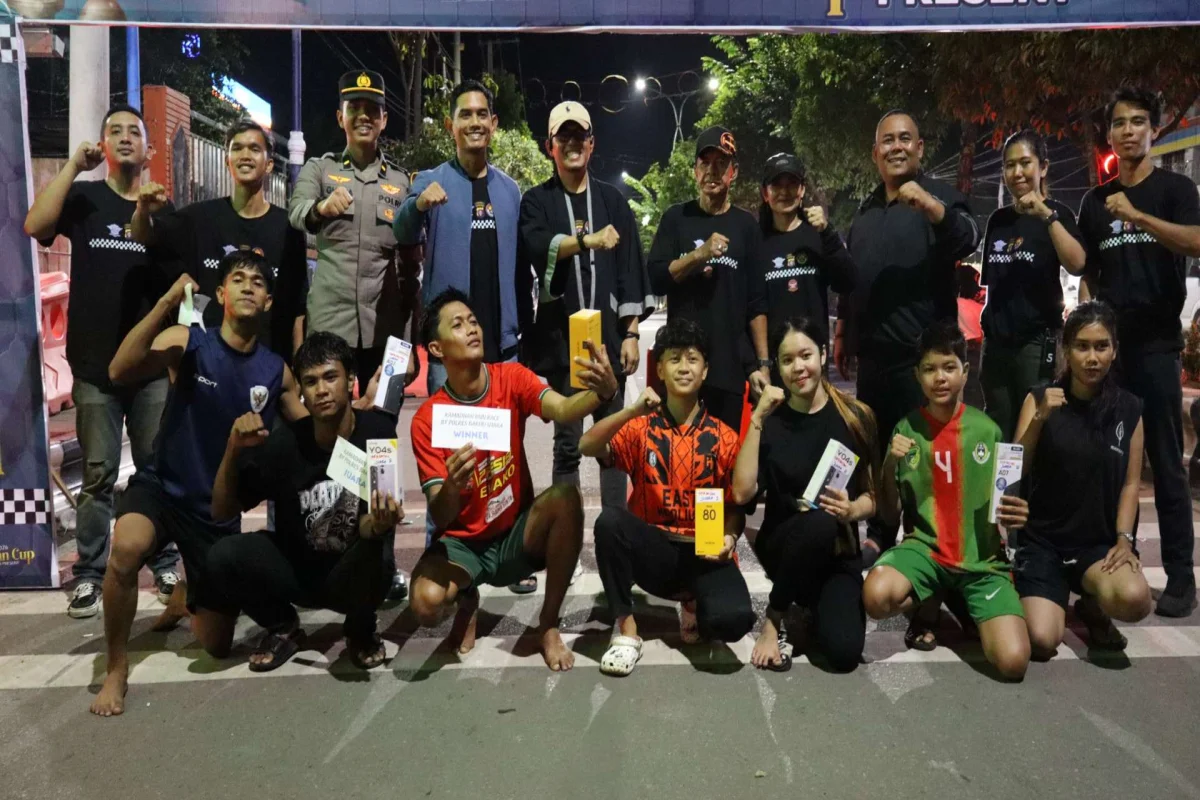 Atlet Lomba Lari Jelang Sahur : Kapolres Barut Mantap, Hidup SBY, Gerdayak Luar Biasa