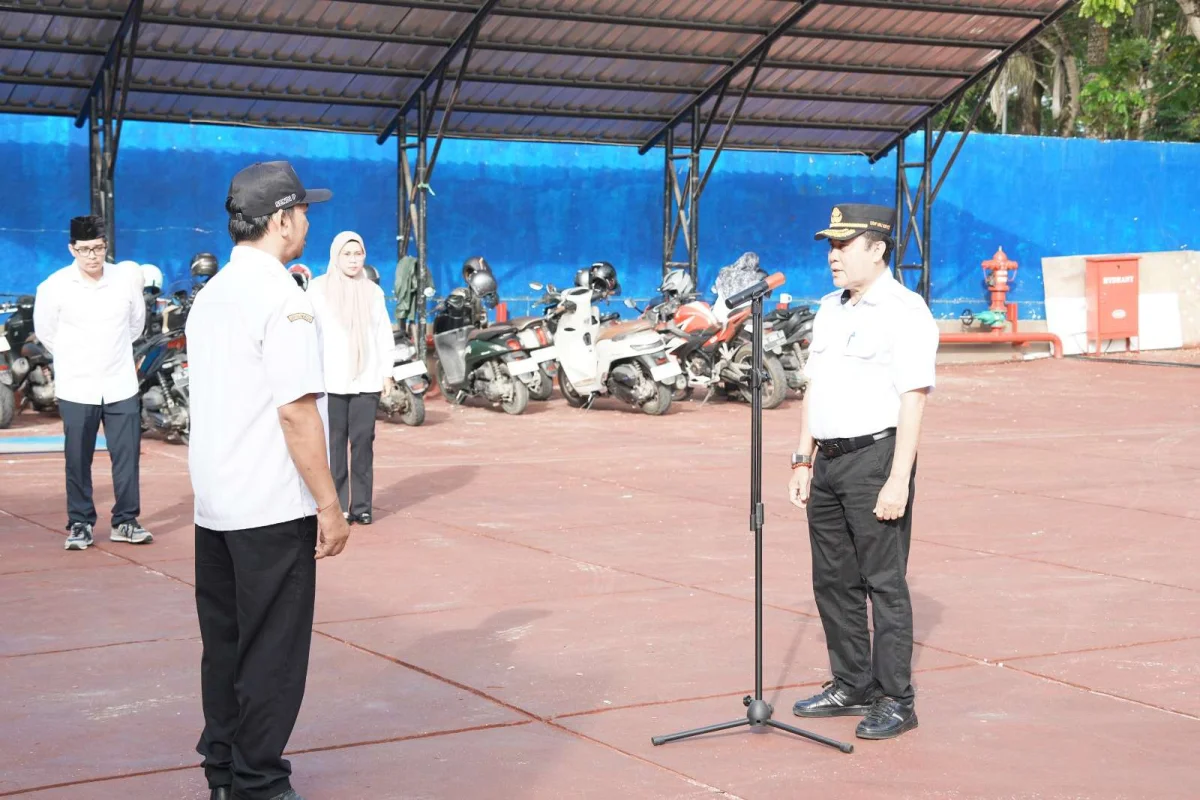 Kepala Dinas, Drs. H. Ardian, M.Pd "Start" Kerja Pimpin Apel Pagi Dinas Kominfosandi Barito Utara