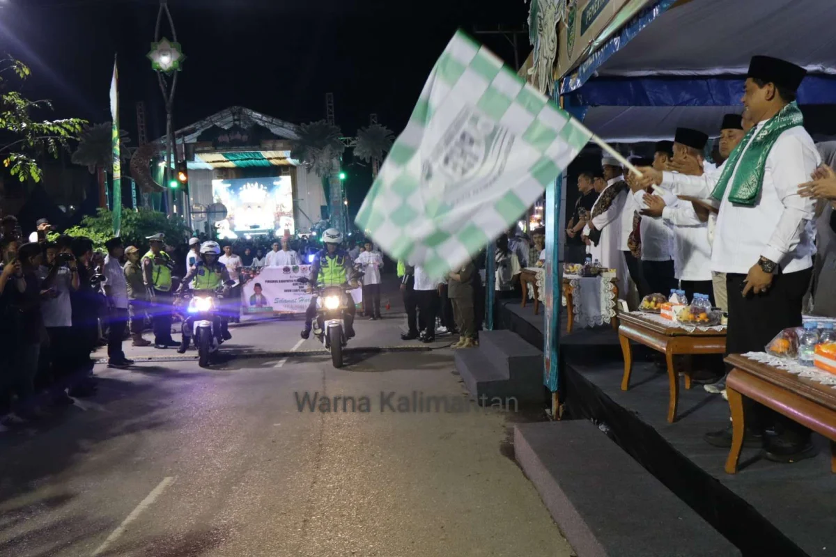 Kemeriahan Pawai Tanglong Muara Teweh, Bupati H. Shalahuddin Serahkan Sapi Kurban 50 Ekor