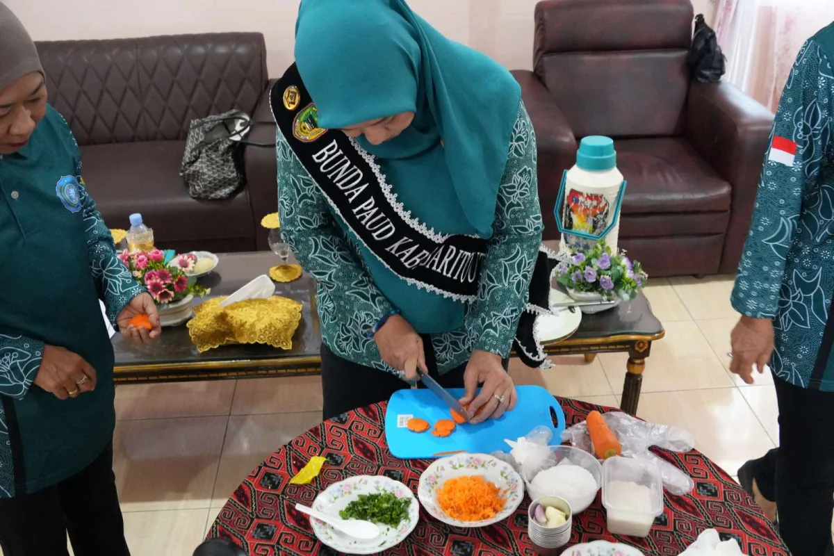 Langsung Dihadapan Guru dan Orang Tua Anak PAUD, TP-PKK Praktekan Pengolahan Makanan Bergizi