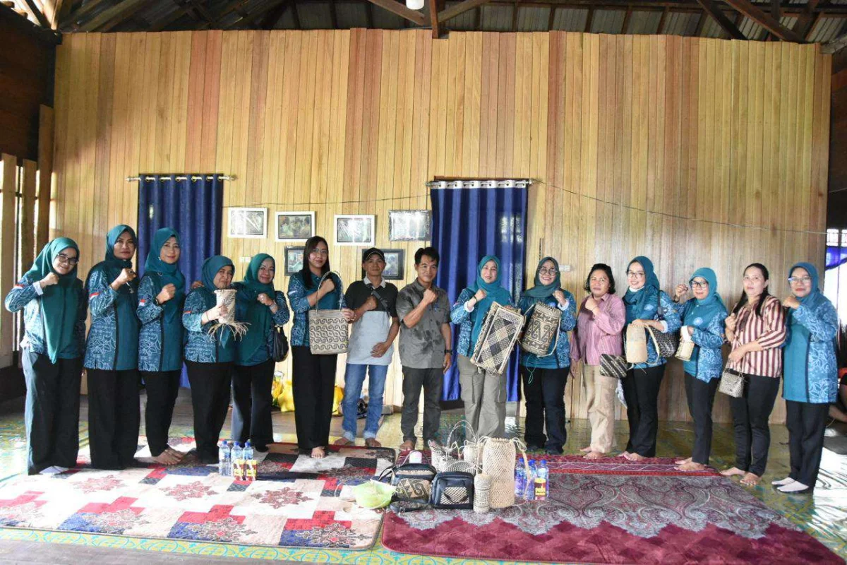 Ketua TP PKK Barito Utara Dorong Pelestarian Anyaman Rotan di Desa Tambaba