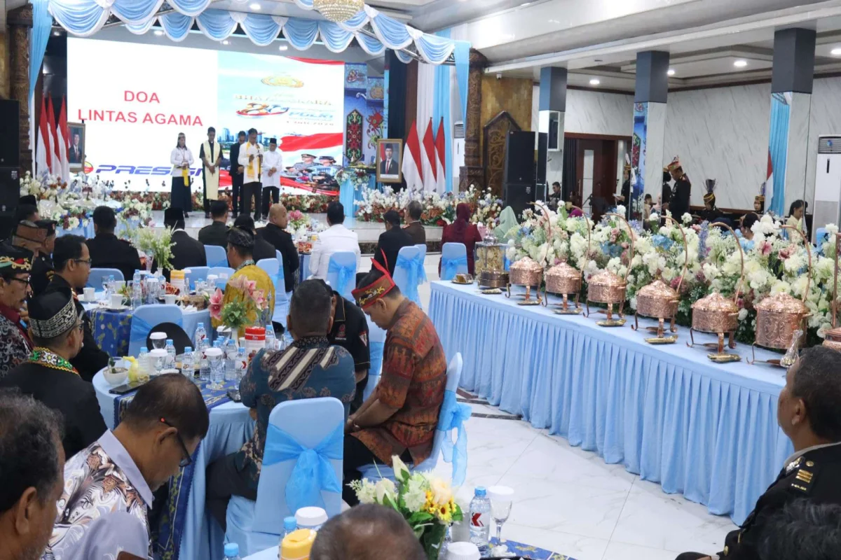 Syukuran Hari Bhayangkara Ke 80, Bupati Sampaikan Refleksi Pengabdian Polri, Ketua DAD Pasangkan Topi Adat Dayak