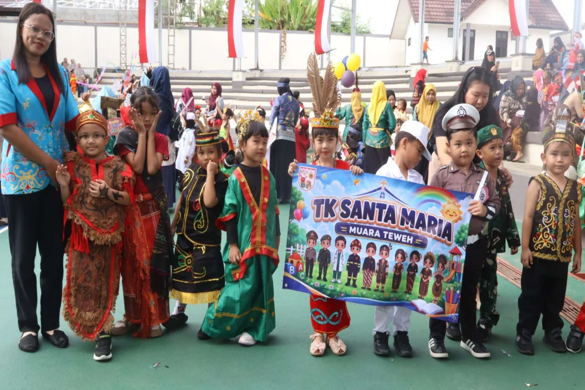 Pakaian Adat Dayak Warnai Hari Anak Nasional Ke 42 di Barito Utara dan Deklarasi GERNAS RANA