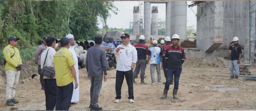 Bupati Barito Utara H. Shalahuddin Tinjau Progres Jembatan Sikan - Tumpung Laung