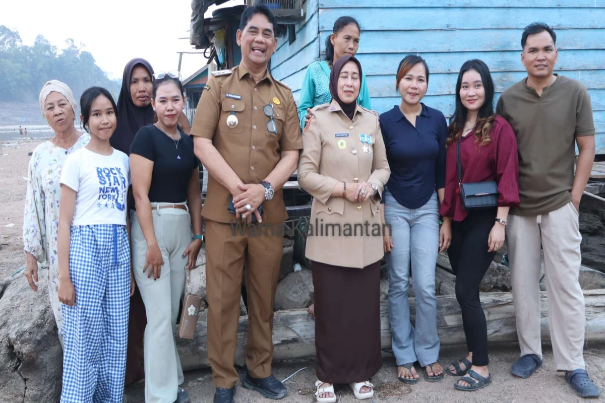 Barito "Gosong" Akibat Kemarau Panjang, Bupati H Shalahuddin dan Ibu Maya Savitri Datangi Warganya di Daerah Pantai