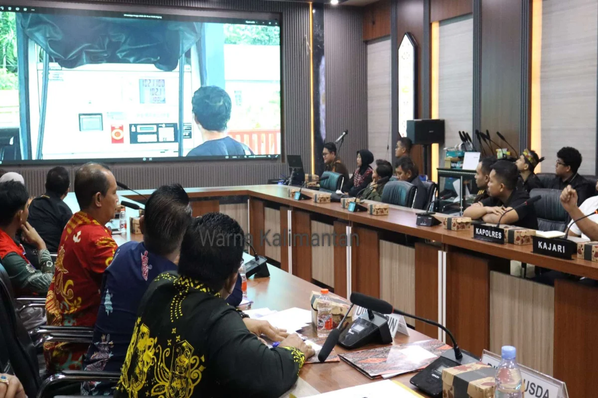 Kajari R Firmansyah Tampilkan Bukti Hasil Investigasinya di Rakor Pemkab Barito Utara, Pertalite Berbarcode Dijual 102 Ribu