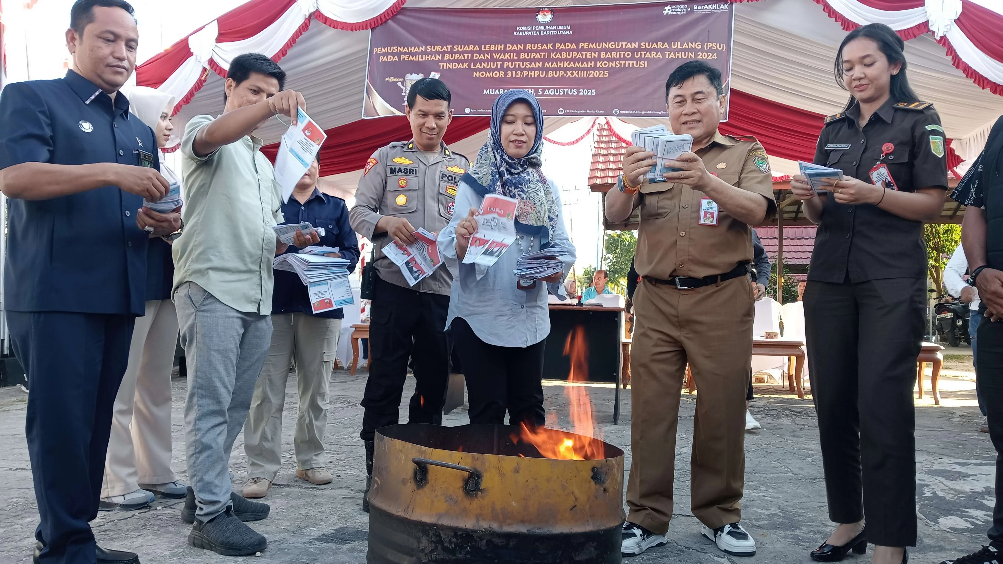KPU Barito Utara Musnahkan Secara Terbuka Kertas Suara PSU yang Berlebih dan Rusak